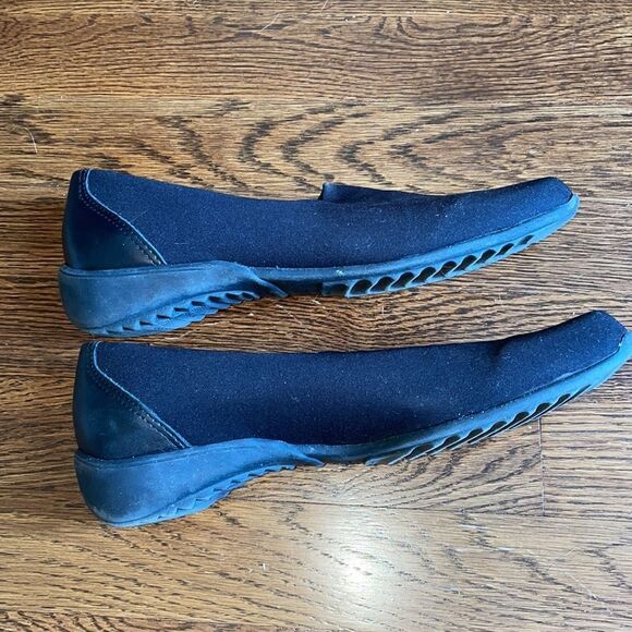 Munro black cloth slip on loafers with shock absorbing heels - Picture 3 of 8